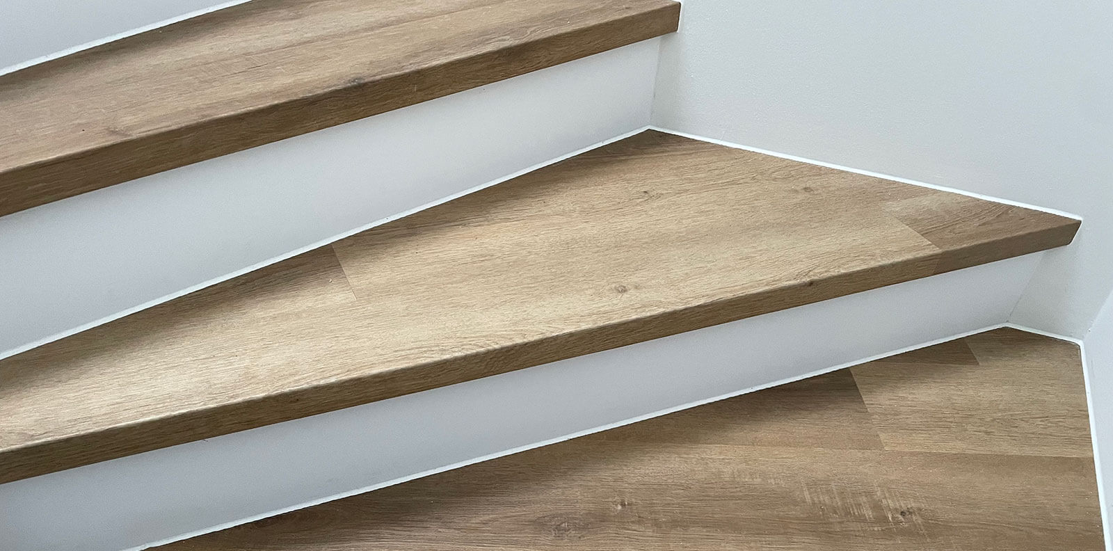 Detailabbildung einer mit Parkett belegten Treppe